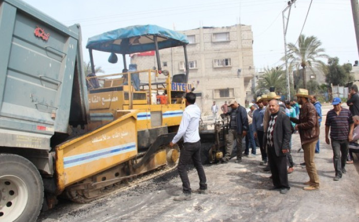 طواقم البلدية خلال تعبيد شارع في مدينة رفح (إرشيف)