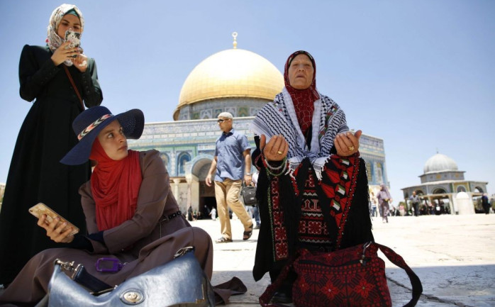 المقدسيون في ساحات المسجد الأقصى