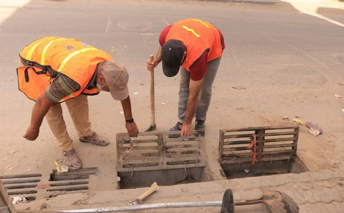 صورة أثناء تنضيف المصارف في غزة