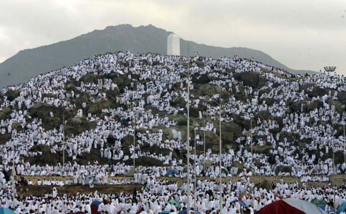 بدأ حجاج بيت الله الحرام بالوصول إلى صعيد عرفة للوقوف في جبل الرحمة وإتمام الركن الأساسي من الحج.

وكان الحجيج قد باتوا الليل في مشعر منى حيث قضوا يوم التروية، 