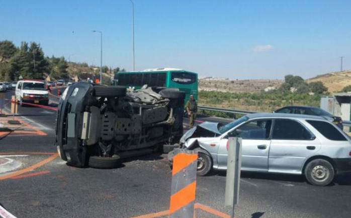 اصيب 4 جنود من جيش الاحتلال الإسرائيلي، عصر الأربعاء، بجراح وصفت بالمتوسطة إثر انقلاب "جيب" عسكري قرب مفرق مستوطنة "عتصيون" شمال مدينة الخليل بالضفة الغربية.

وقالت موقع والا العبري إن: فلس