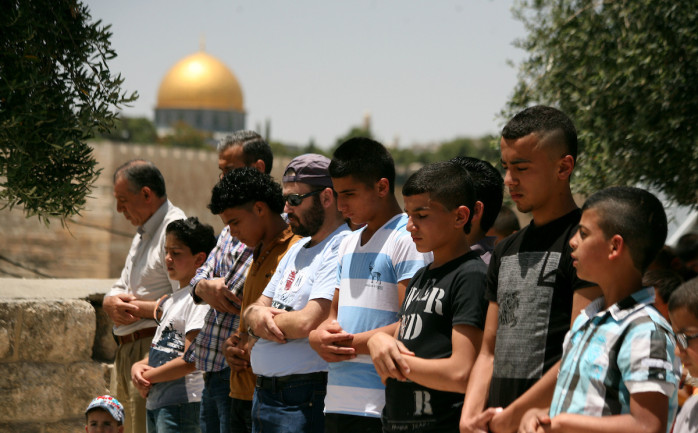 أدى عشرات الآلاف من مواطني القدس المحتلة، اليوم الاثنين، صلاتي الفجر والعيد برحاب المسجد الأقصى المبارك، وتبادلوا التهاني بالعيد في أروقته الطاهرة.

