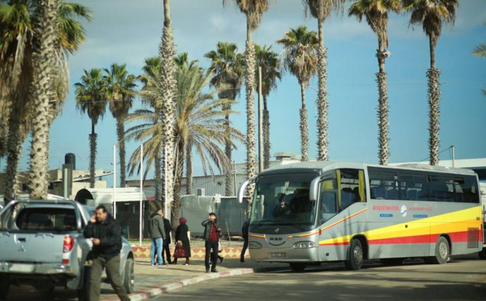 فتحت السلطات المصرية صباح الاحد معبر رفح البري في اليوم الثاني من الفتح الاستثنائي لثلاث ايام ، أمام حركة المسافرين في الاتجاهين ضمن كشوفات الداخلية المسجلة لدى هيئة المعابر والحدود .

