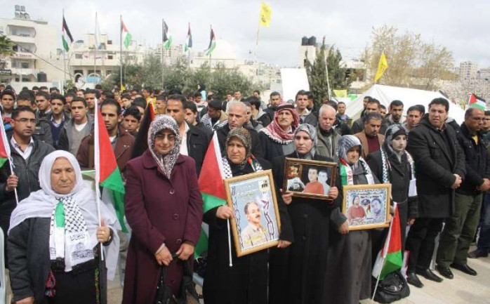 طالب متظاهرون بالإفراج الفوري عن الأسرى، خاصة المرضى منهم، وإنهاء سياسة العزل الانفرادي، وحملوا إسرائيل المسؤولية عن حياتهم.

وحضر الوقفة التي نظمت تضامن مع الأسير متوكل رضوان أمام مقر الص