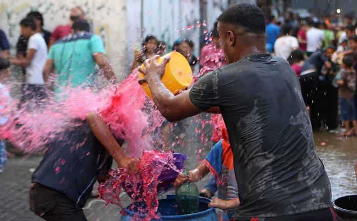 شارك أكثر من 200 شخص من سكان مخيم جباليا شمال قطاع غزة مساء الجمعة في فعالية اللعب بالمياه الملونة لصناعة الفرح.

وذكرت مصادر محلية أن أهل الحي صنعوا الفرح من جيوبهم الخاصة واستأجروا عربة توز