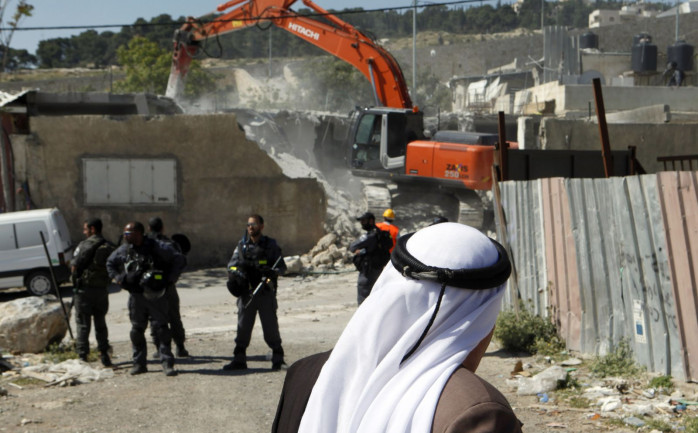 اقتحم عناصر من بلدية الاحتلال في القدس المحتلة الجمعة، حي البستان في بلدة سلوان جنوب المسجد الأقصى المبارك، وصوروا منازل المواطنين ومحلاتهم التجارية وسلموا أوامر هدم إدارية لعدد منها.

وأضح أ