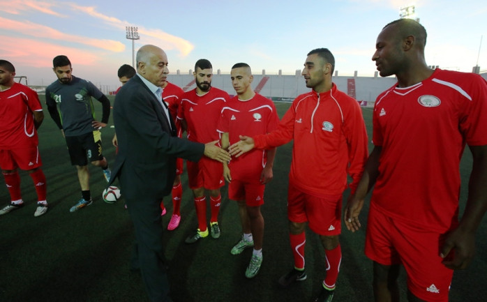 حرص رئيس اتحاد كرة القدم الفلسطيني جبريل الرجوب على متابعة تدريبات المنتخب الوطني الأول لكرة القدم الأخيرة على ستاد البيرة، ضمن الاستعدادات التي يجريها الفريق لاستضافة منتخب طاجيكستان وديا في