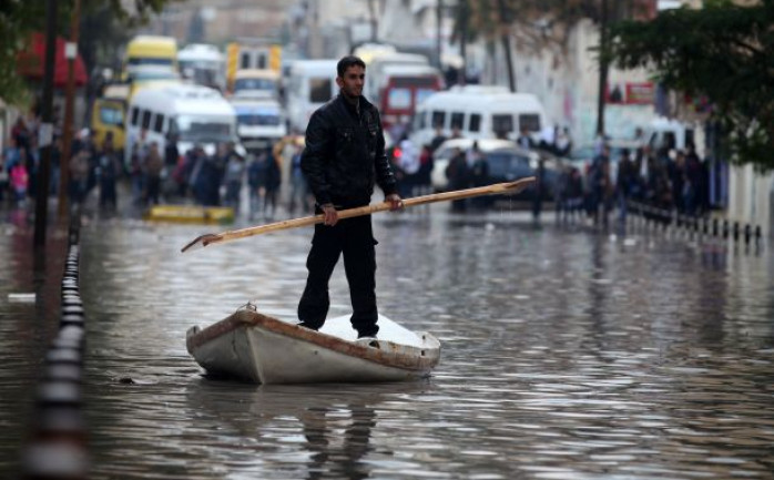 قال المتحدث باسم الدفاع المدني في غزة رائد الدهشان، إن طواقم الدفاع المدني المتواجدة في منطقة &quot;جورة الصفطاوي&quot; لم تغادر المكان منذ تأزم الوضع على السكان، بسبب الأحوال الجوية ا