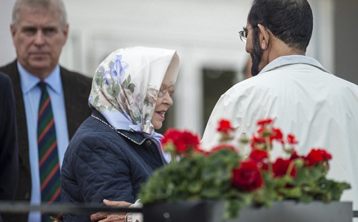 وقع نائب رئيس دولة الإمارات وحاكم إمارة دبي الشيخ محمد بن راشد آل مكتوم في موقف محرج مع ملكة بريطانيا عندما حضر إلى جانبها سباق الخيل قبل أيام في منطقة "وندسر" القريبة من لندن، حيث انتهك البر