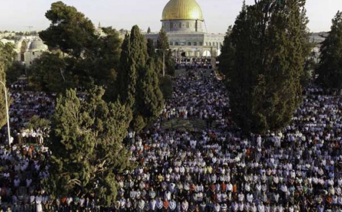 أدى نحو 100 ألف مصلٍ، صلاة الجمعة الأولى من شهر رمضان الفضيل في رحاب المسجد الأقصى المبارك.

حول الاحتلال الإسرائيلي المدينة المقدسة إلى ثكنة عسكرية بنصب حواجز في كافة الطرقات المؤدية الى الق