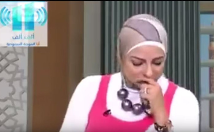 جهشت مقدمة برامج مصرية وهي على الهواء مباشرة عند حديثها عن معنى الأخوة والترابط بين أفراد العائلة الواحدة.

وقالت المقدمة إن هذا لا يمنع أن في كلّ عائلة جميلة قد تظهر المشكلات، وحلّها قد يك