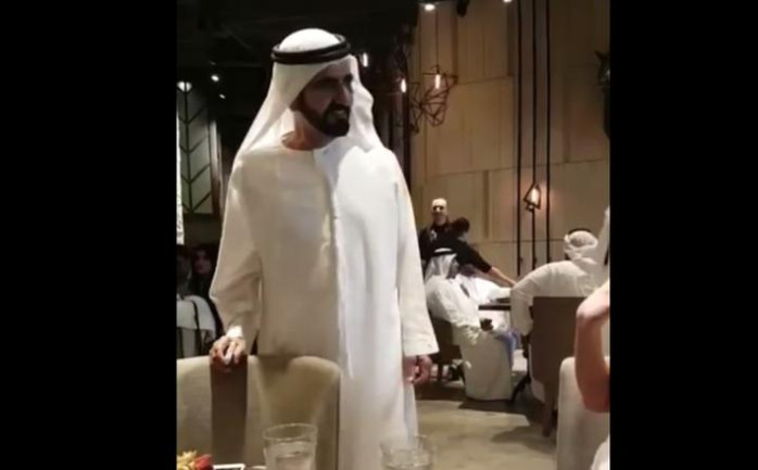 تداول رواد مواقع التواصل الإجتماعي مقطع فيديو لحاكم دبي الشيخ محمد بن راشد آل مكتوم، يظهر ردة فعله عند رؤيته الفنانة المصرية غادة عبد الرازق في مطعم بإمارة دبي.

