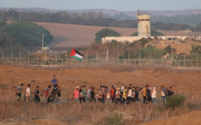 أصيب 3 مواطنين برجاح مختلفة في مواجهات اندلعت عصر اليوم الجمعة في شبان فلسطينيين وقوات الاحتلال المتمركزة على الحدود الشرقية لقطاع غزة.

وأعلنت المصادر الطبية عن إصابة شاب (25عاماً) بجراح ح